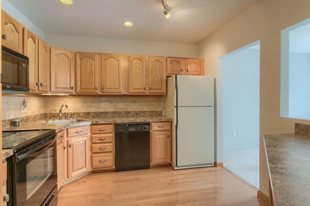 911 Ridgefield Circle, Unit C Clinton, MA 01510 - Photo 3 of 30 Gallery Image 3