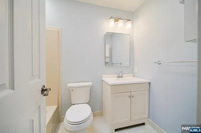 $3,950 | 196 Madison Avenue, Unit 15, Cresskill, NJ 07626