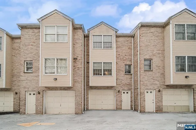 $3,950 | 196 Madison Avenue, Unit 15, Cresskill, NJ 07626