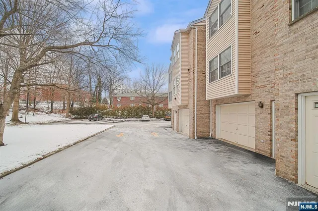 $3,950 | 196 Madison Avenue, Unit 15, Cresskill, NJ 07626