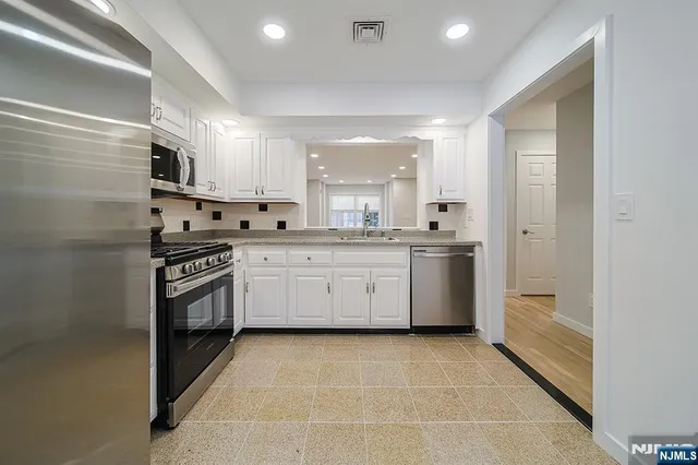 $3,950 | 196 Madison Avenue, Unit 15, Cresskill, NJ 07626