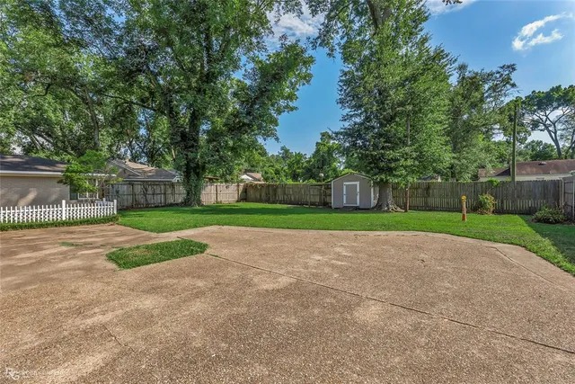 a view of a house with a big yard