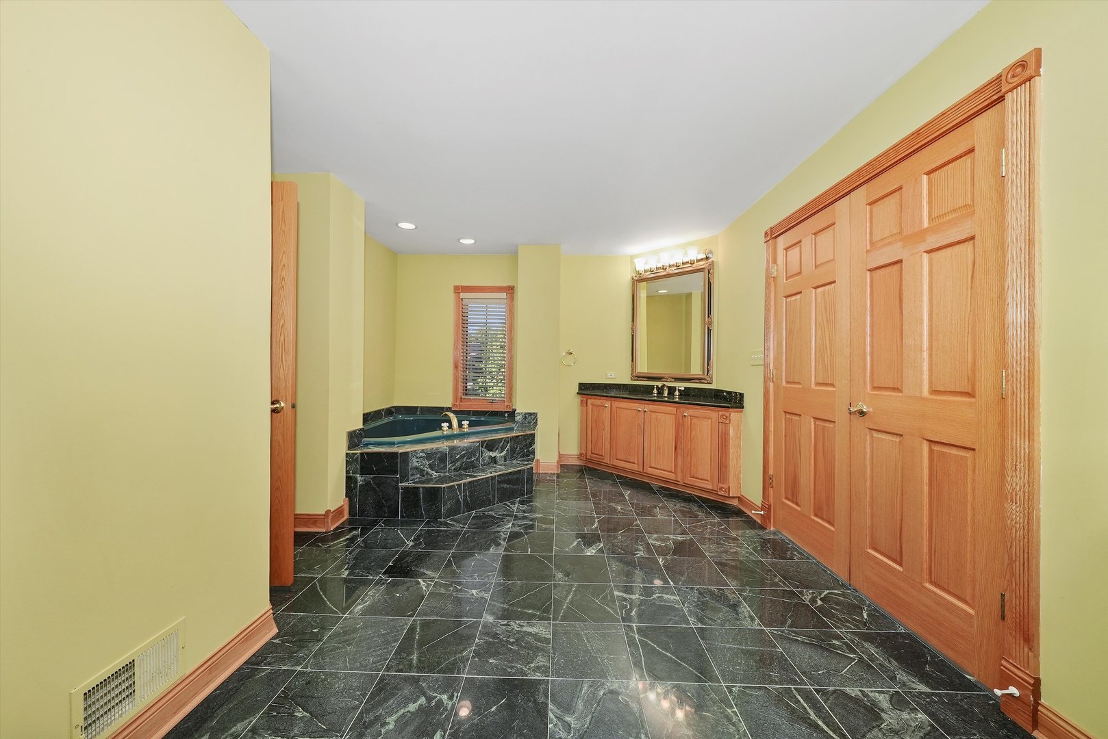 13220 Fox Lane Lemont, IL 60439 - Photo 15 of 43 a view of a hallway with a kitchen