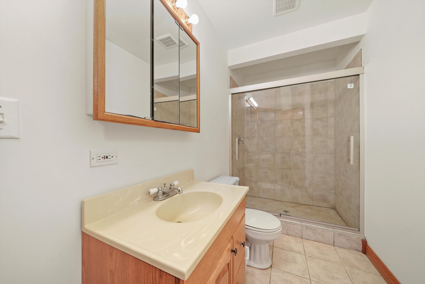 13220 Fox Lane Lemont, IL 60439 - Photo 28 of 43 a bathroom with a sink toilet and shower