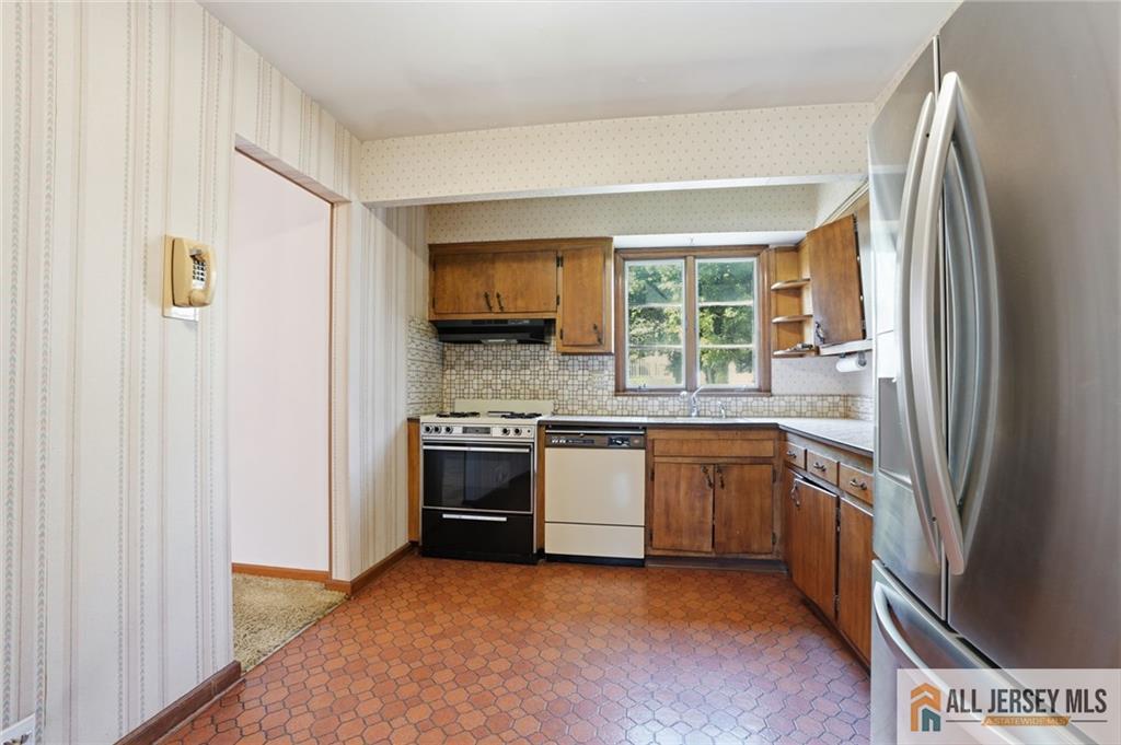 11 Reo Court Colonia, NJ 07067 - Photo 13 of 33