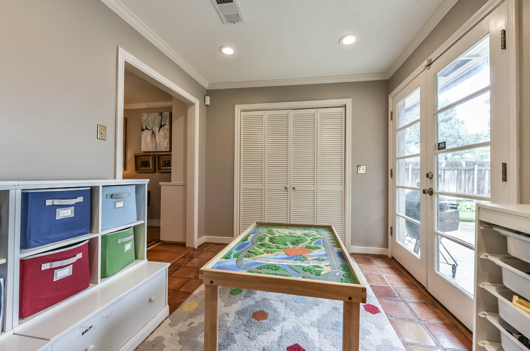 906 Bay Oaks Road Houston, TX 77008 - Photo 10 of 26 A flex space off of the kitchen that serves as a perfect home office, playroom, or sunroom.