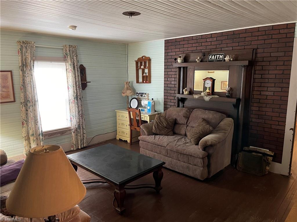1041 Jackson Road Westfield, NC 27053 - Photo 8 of 32 Living Room