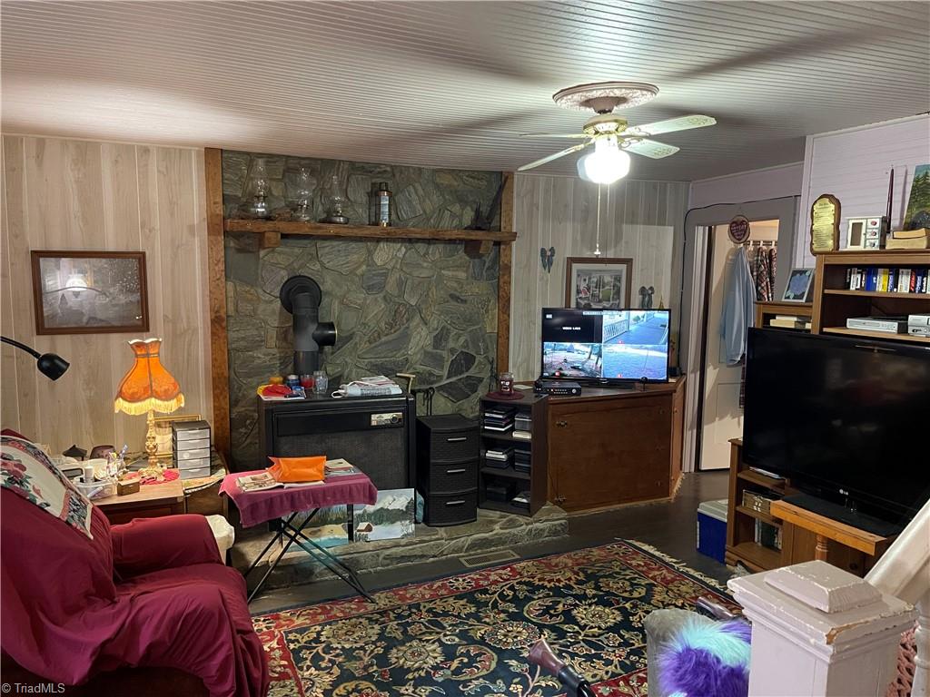 1041 Jackson Road Westfield, NC 27053 - Photo 10 of 32 Den