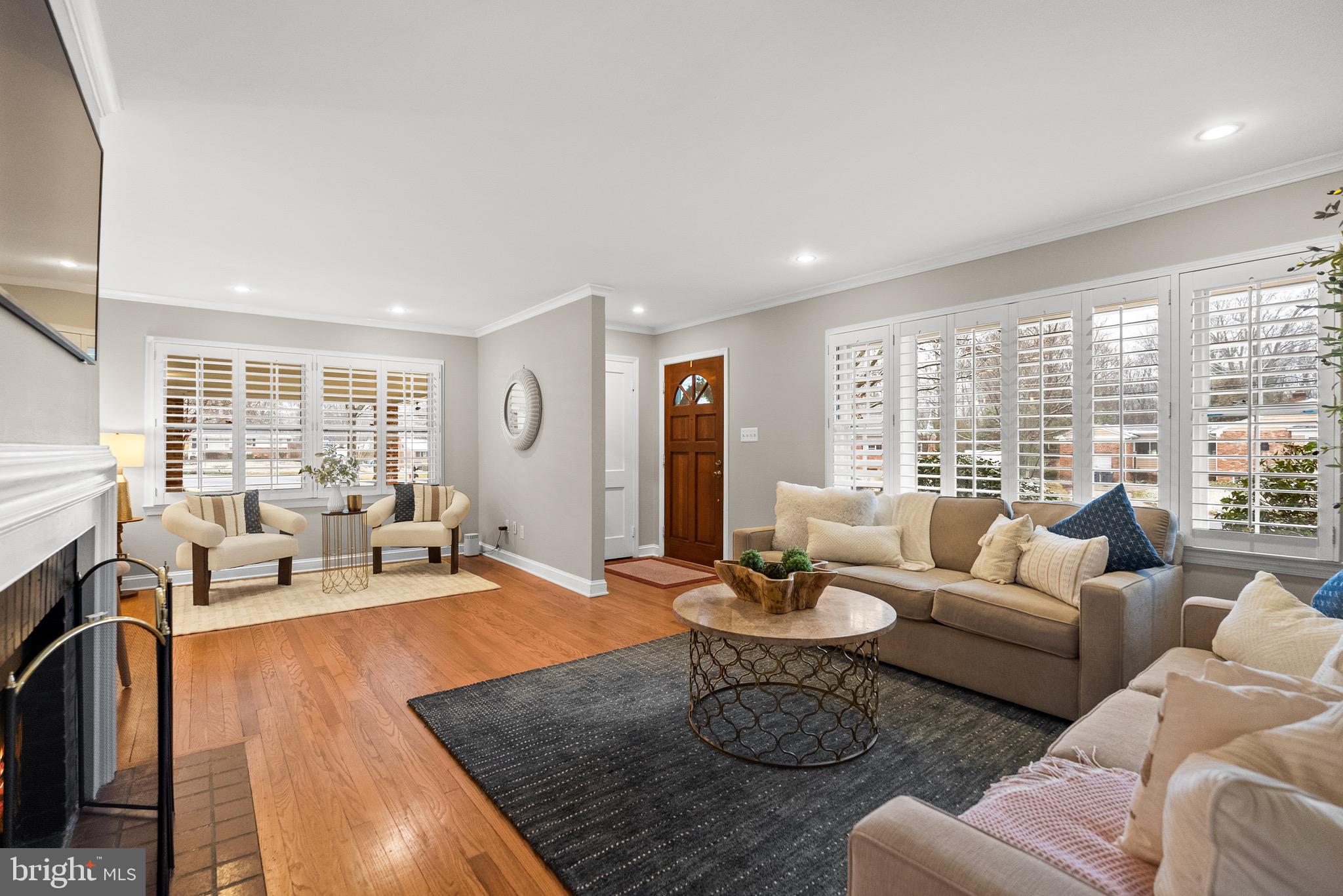 7911 Bainbridge Road Alexandria, VA 22308 - Photo 5 of 50 Tons of natural light