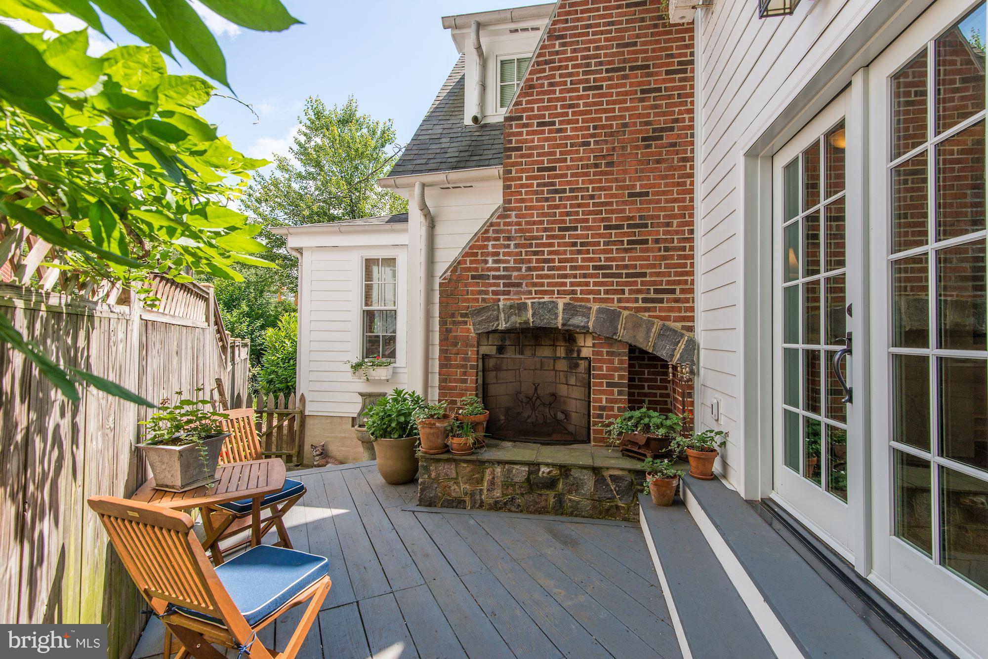 1210 Russell Road Alexandria, VA 22301 - Photo 11 of 30 Great space for entertaining