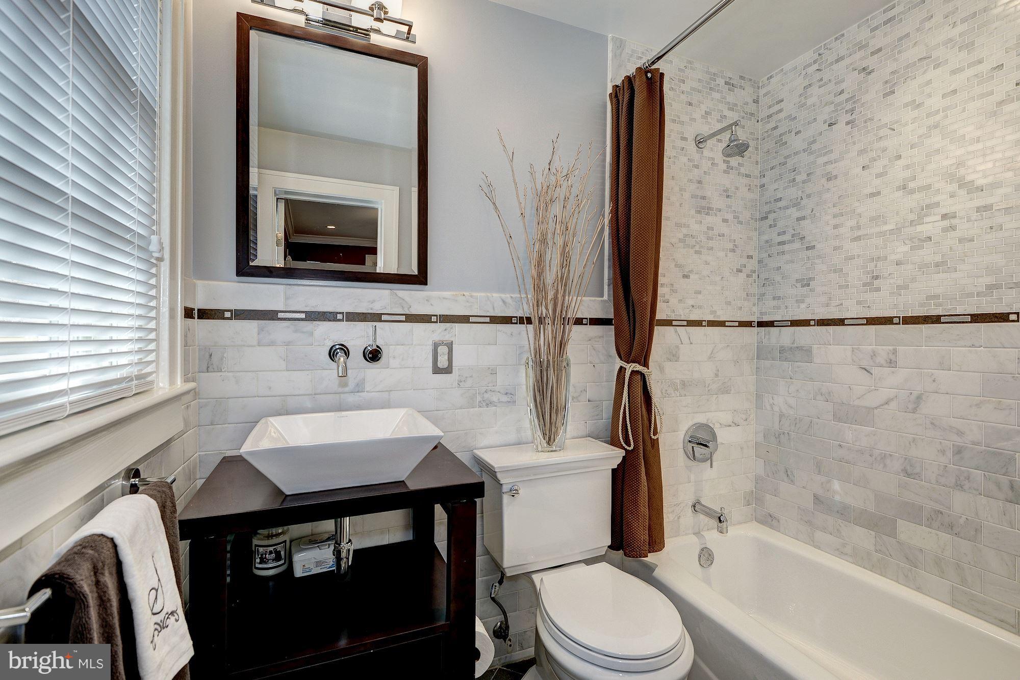 1210 Russell Road Alexandria, VA 22301 - Photo 6 of 30 Main level Full Bathroom