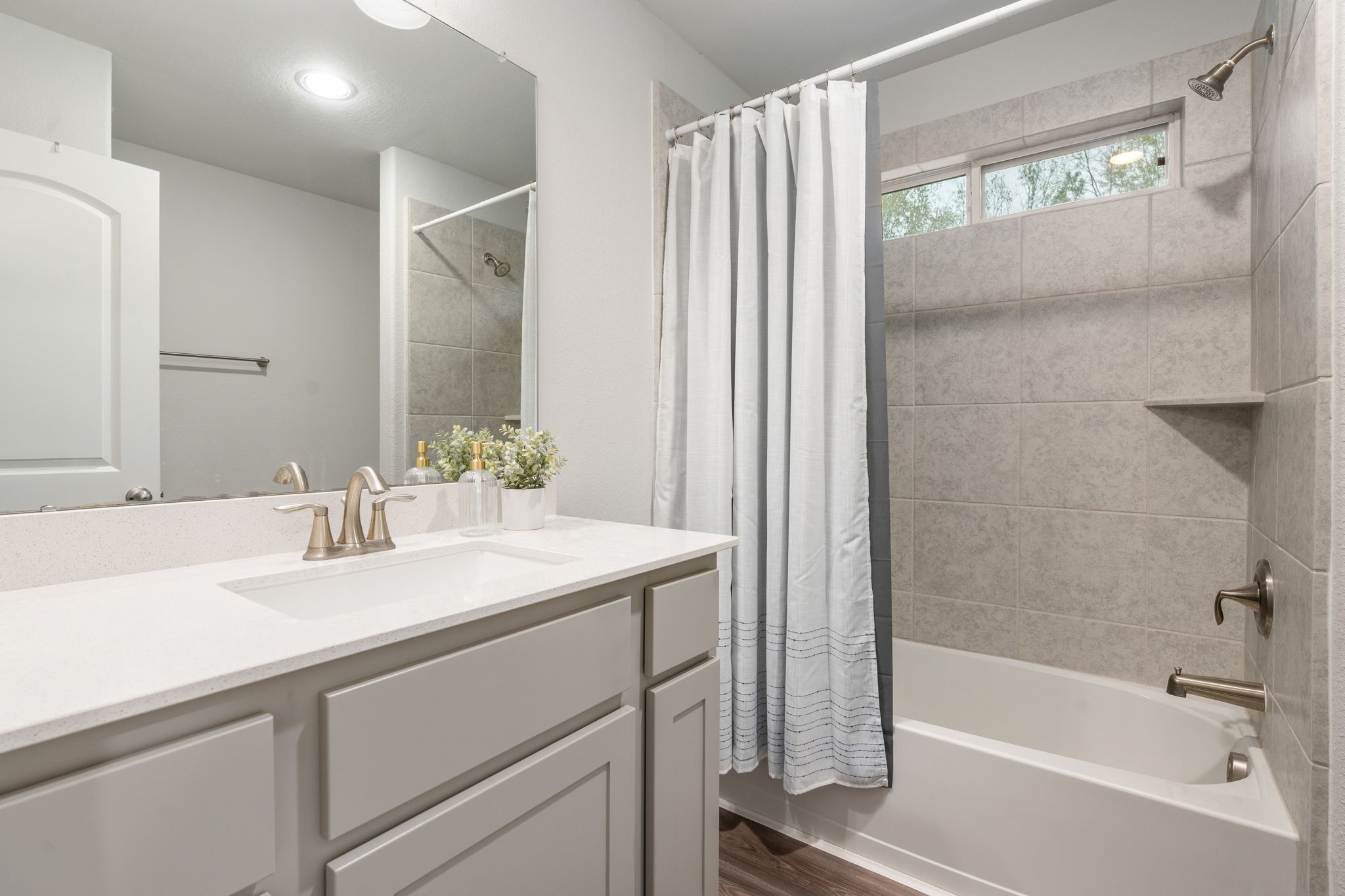 16680 Rockwall Street Conroe, TX 77303 - Photo 28 of 38 beautiful quartz counters and shower/tub combo.