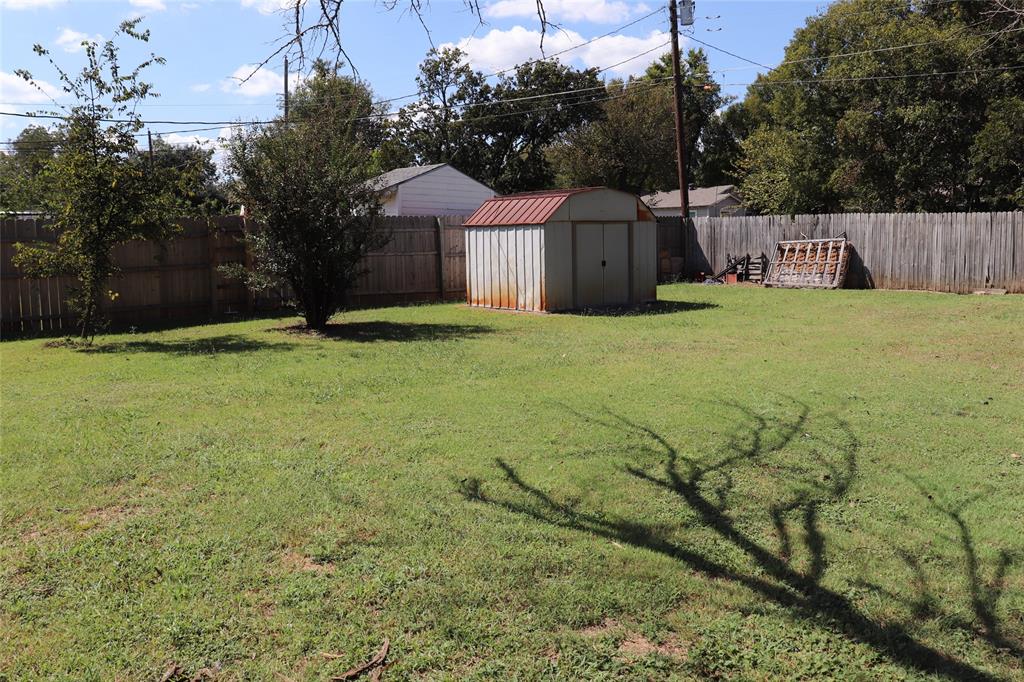 916 Poindexter Avenue Cleburne, TX 76033 - Photo 2 of 10 a view of a house with backyard and tree