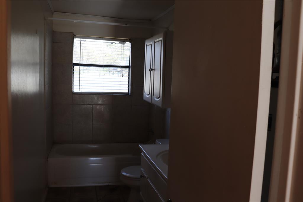 916 Poindexter Avenue Cleburne, TX 76033 - Photo 7 of 10 a bathroom with a window