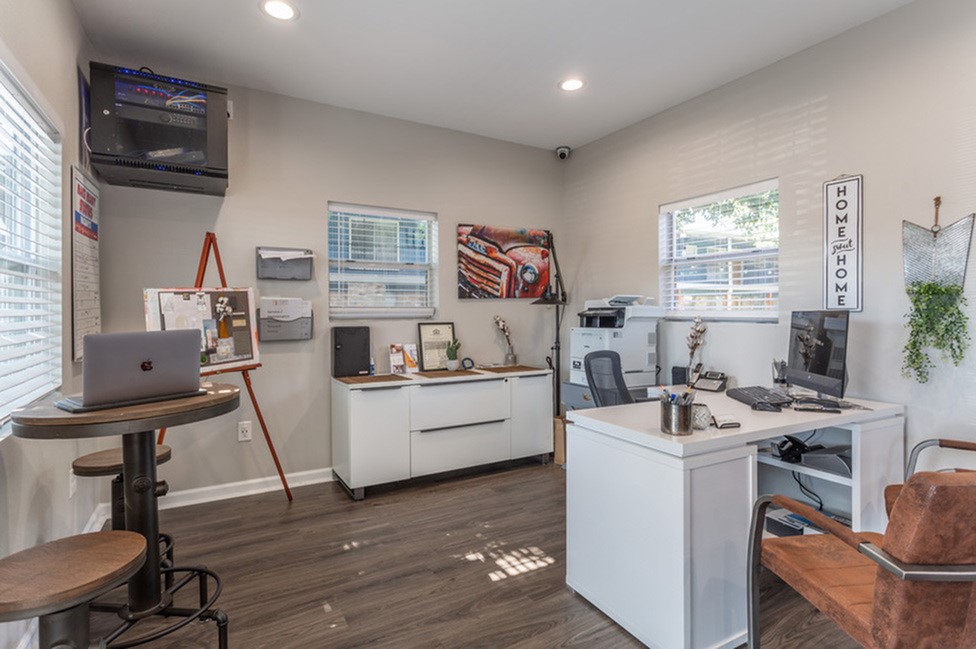 1305 Memorial Drive, Unit 6 Baytown, TX 77520 - Photo 17 of 19 a room with furniture a flat screen tv and a window