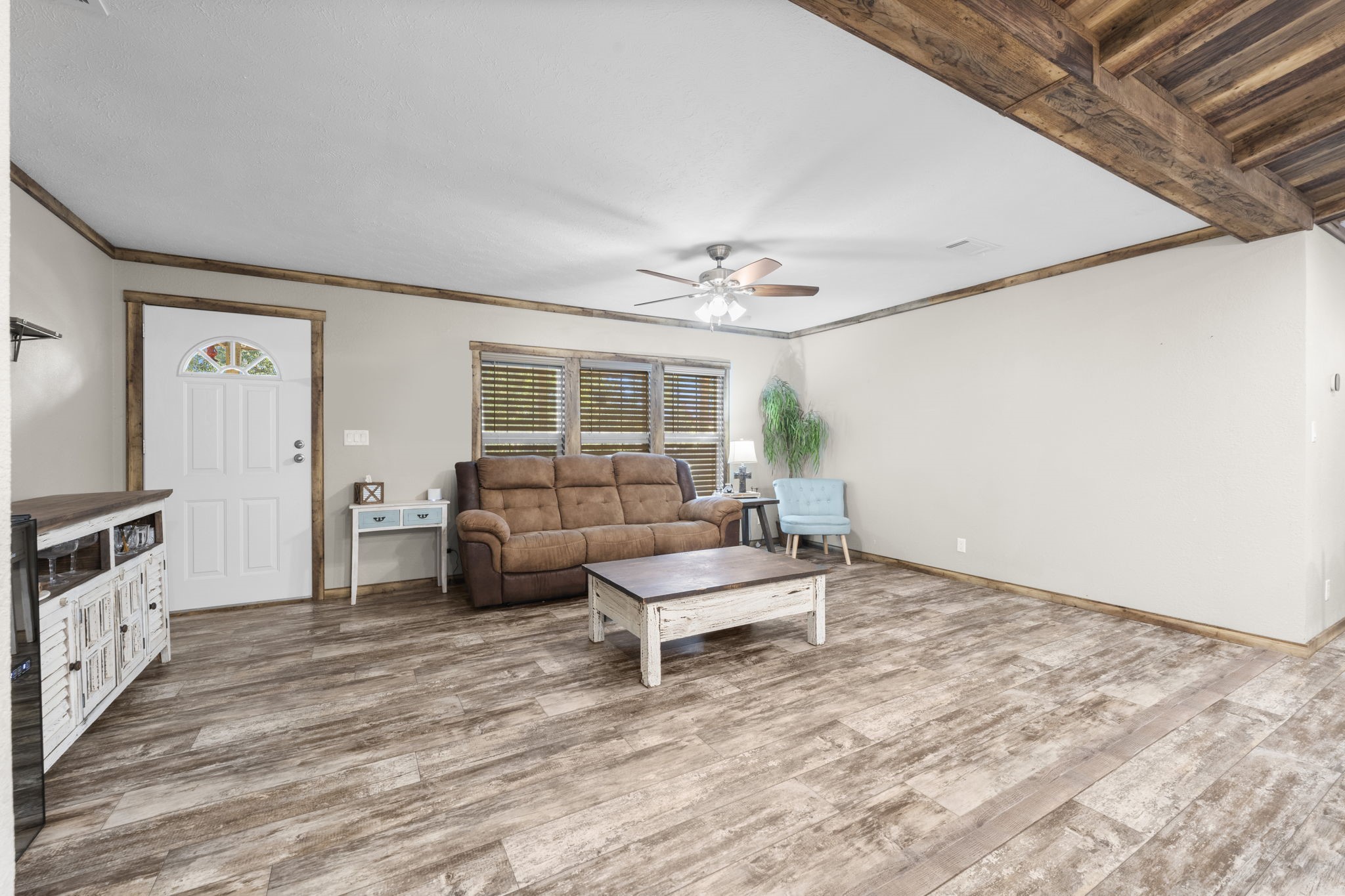 577 Winding River Road South Oakhurst, TX 77359 - Photo 5 of 31 a living room with furniture and a flat screen tv