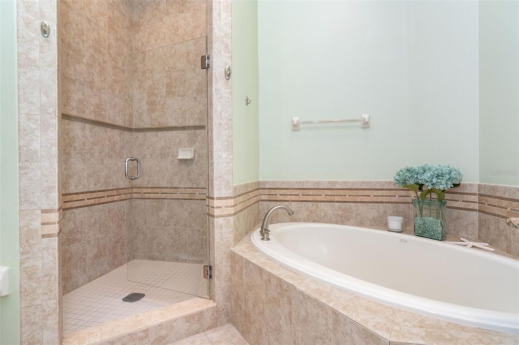 1375 Beach Road, Unit 309 Englewood, FL 34223 - Photo 41 of 45 a bathroom with a bathtub