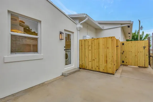 a view of a house with backyard and porch