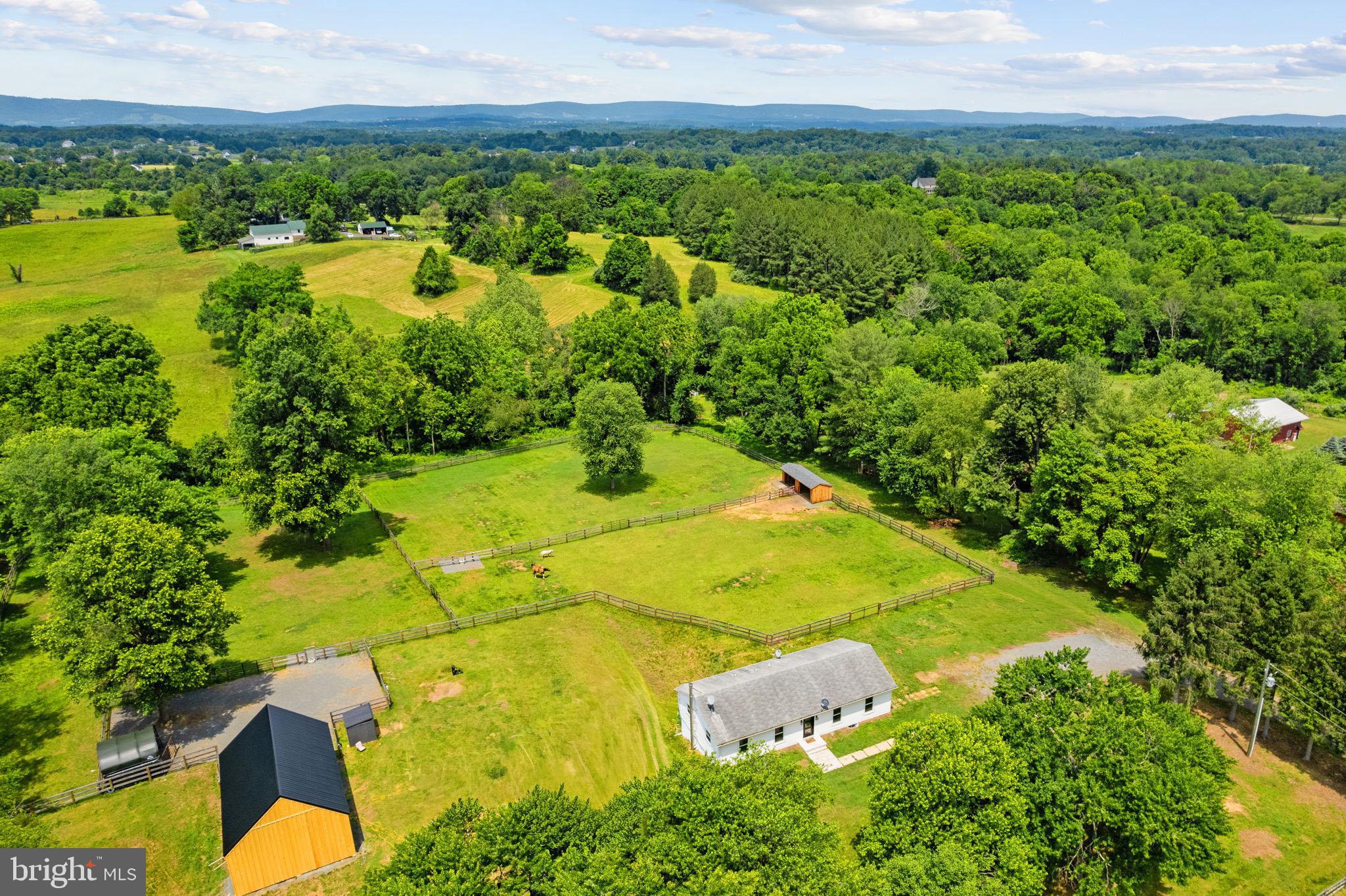 20103 Shelburne Glebe Road Purcellville, VA 20132 - Photo 2 of 60