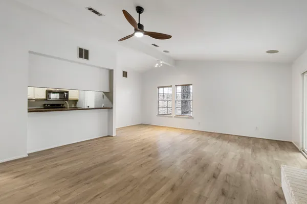 $1,850 | 25 Dellforest Court, The Woodlands, TX 77381