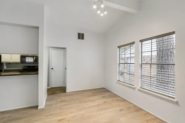 $1,850 | 25 Dellforest Court, The Woodlands, TX 77381