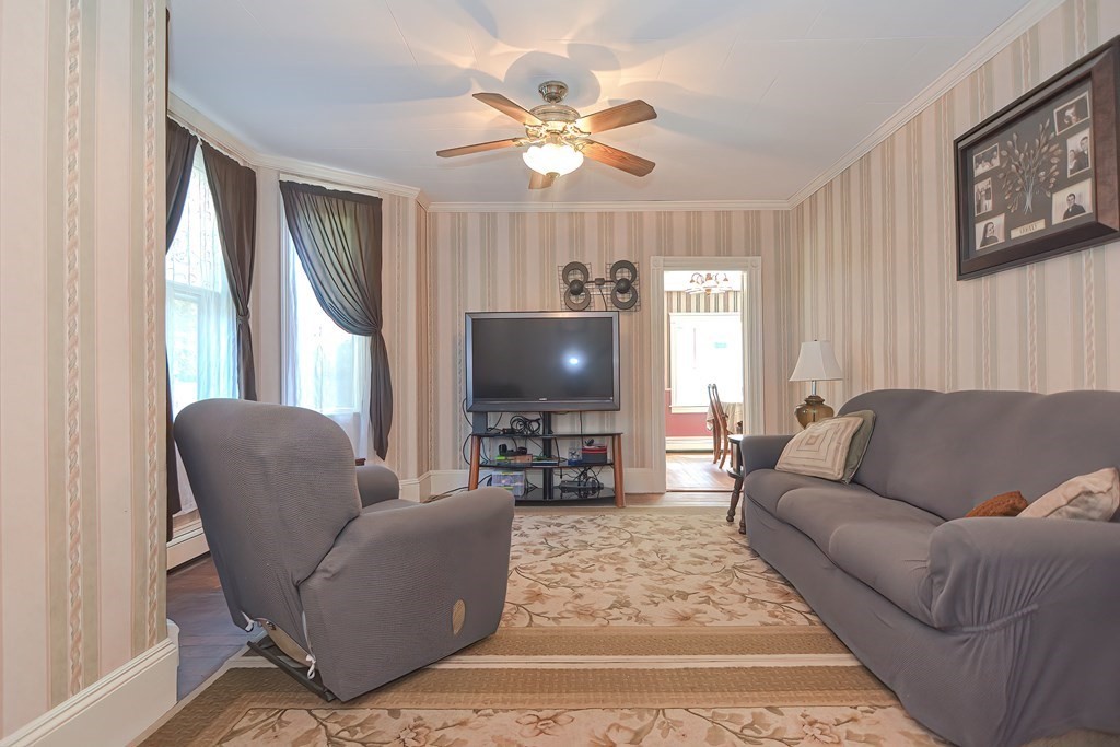 236 Walnut Street Reading, MA 01867 - Photo 5 of 30