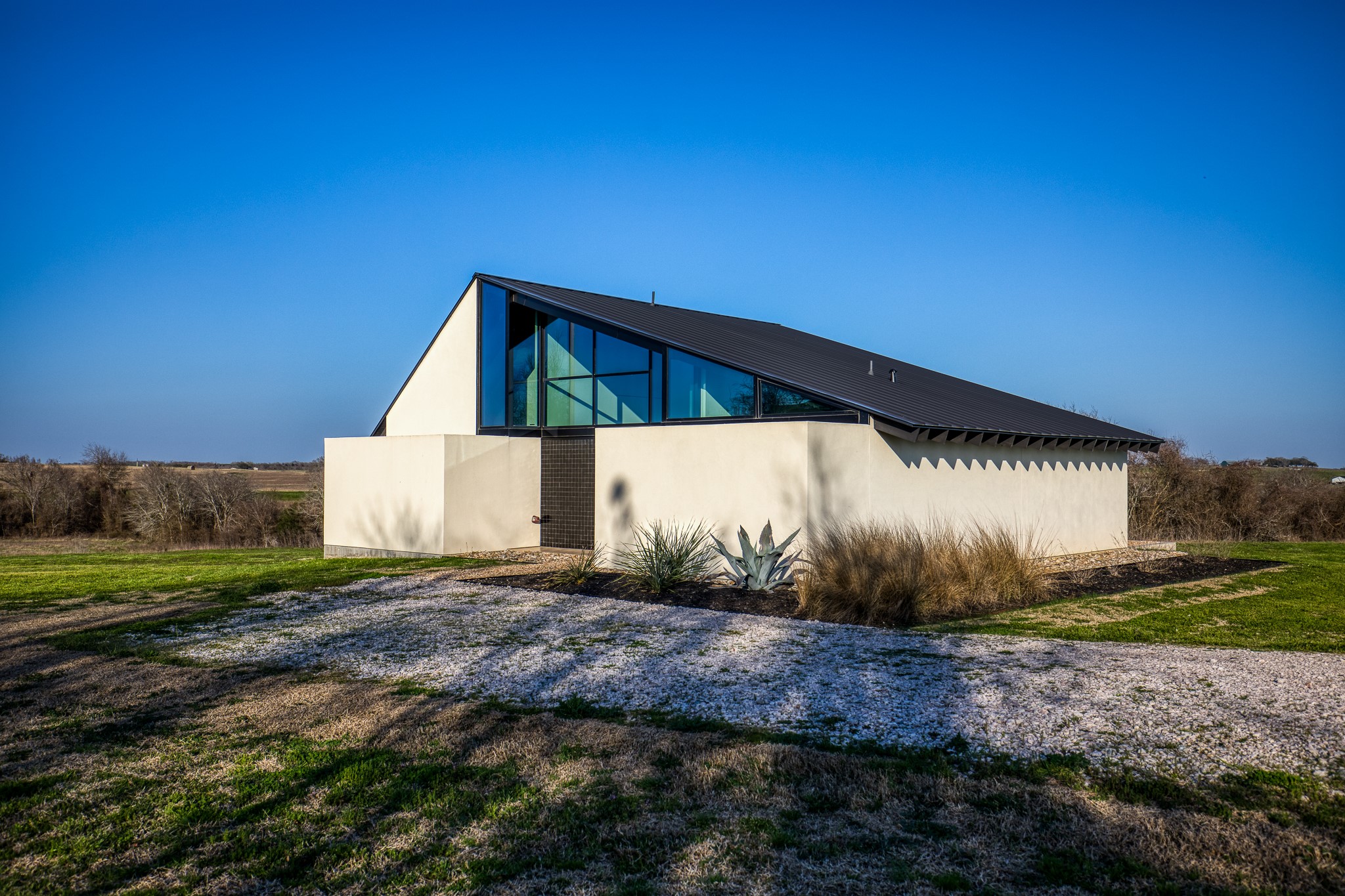 a view of a house with backyard and garden