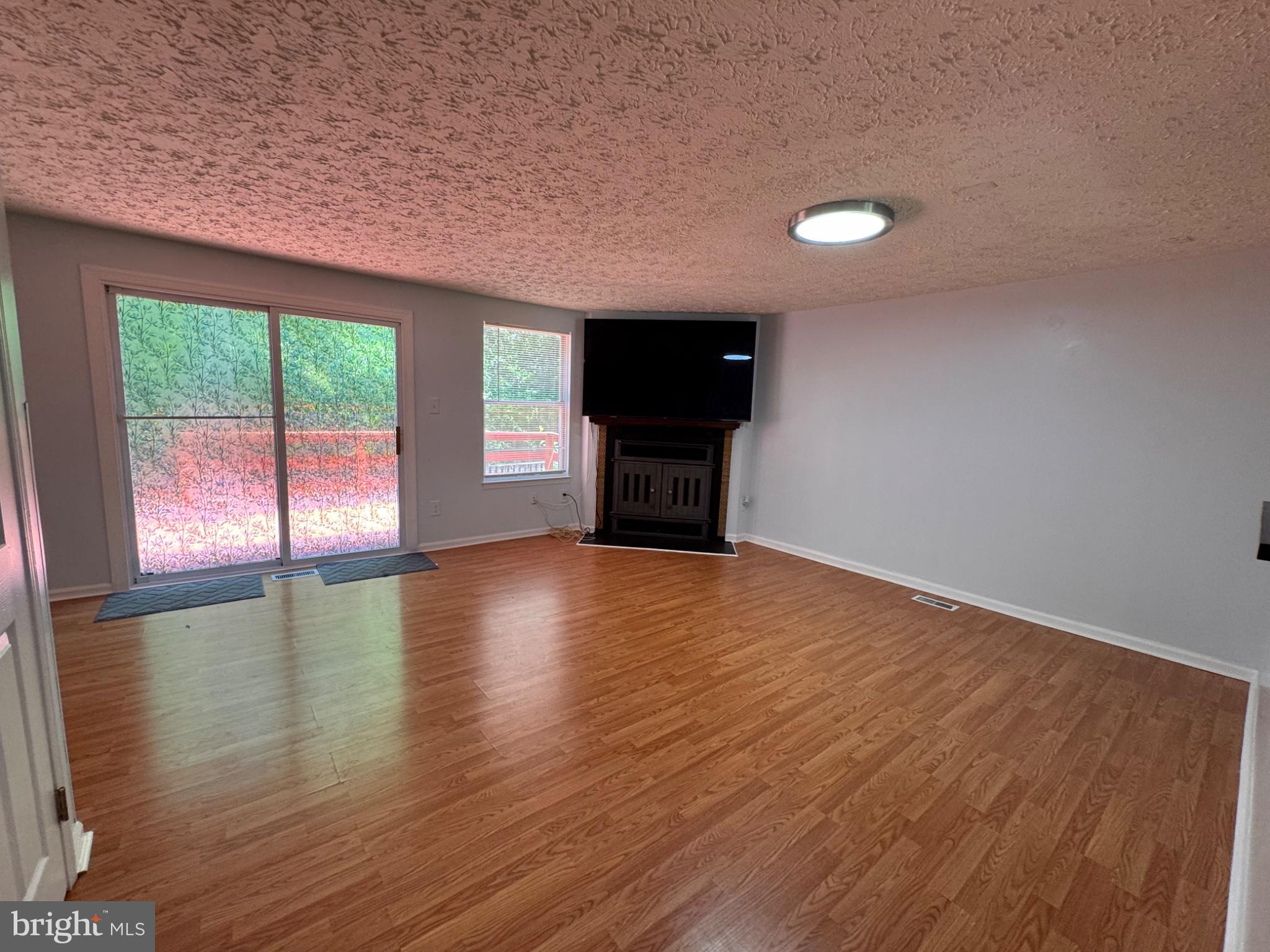 6917 Villa-Del-Rey Court Springfield, VA 22150 - Photo 4 of 26 Spacious room with natural light.