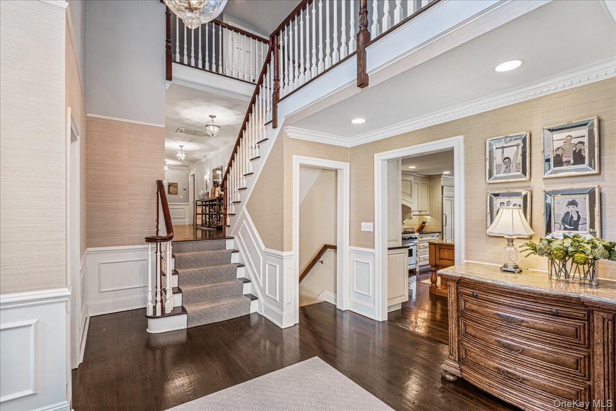 100 Elderfields Road Manhasset, NY 11030 - Photo 5 of 25