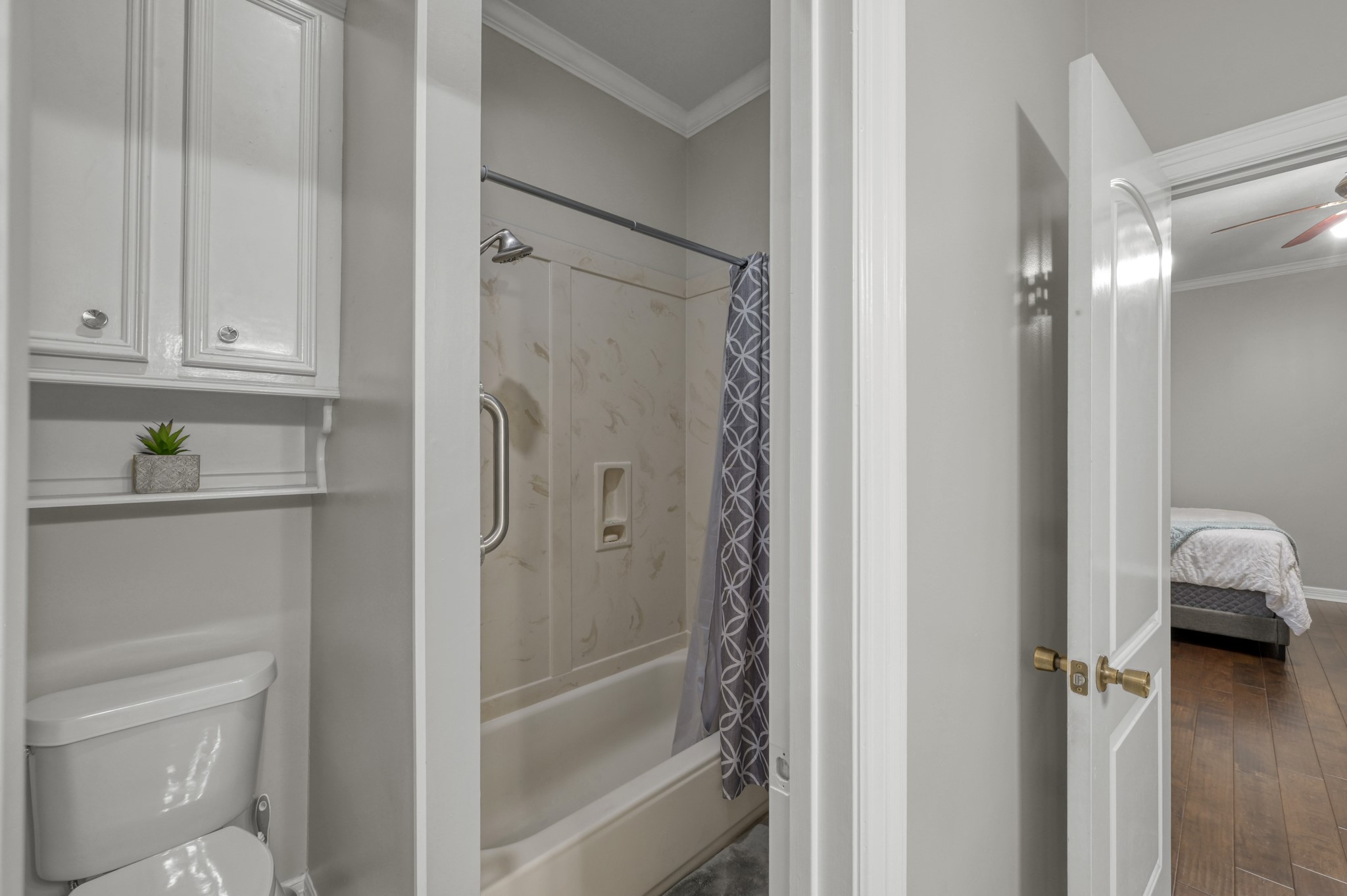 910 Commons Way Court Huffman, TX 77336 - Photo 26 of 49 Jack and Jill bathroom