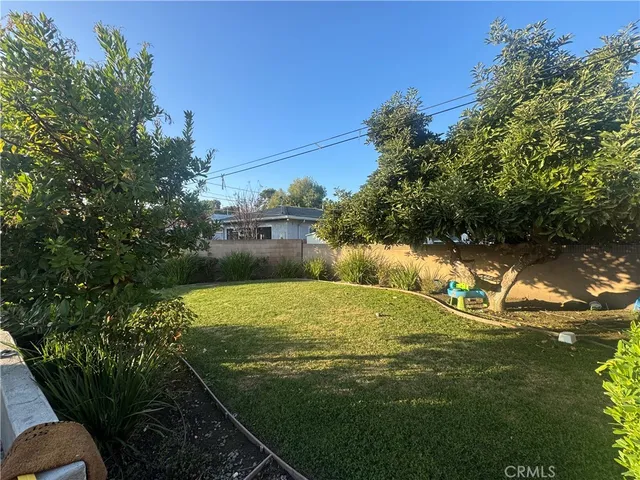 a view of a back yard