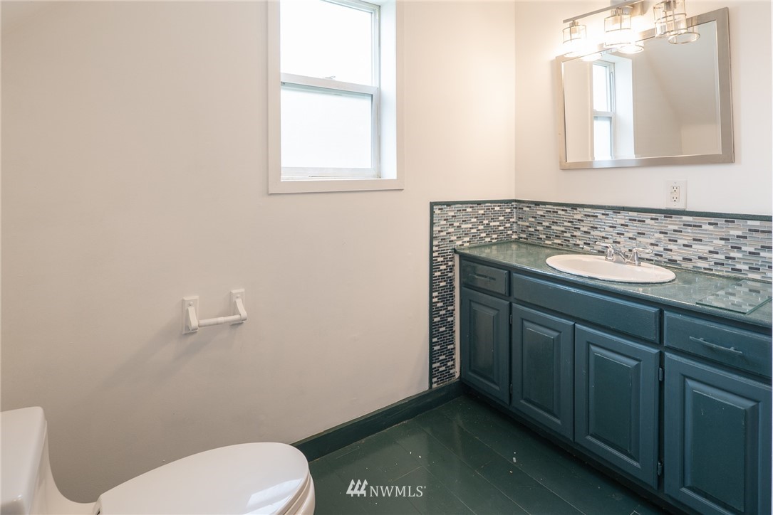 3399 East Harbor Road Langley, WA 98260 - Photo 31 of 36 a bathroom with a toilet sink and mirror