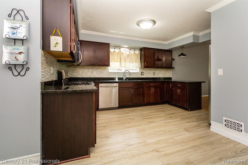 2226 Warrington Road Rochester Hills, MI 48307 - Photo 12 of 39