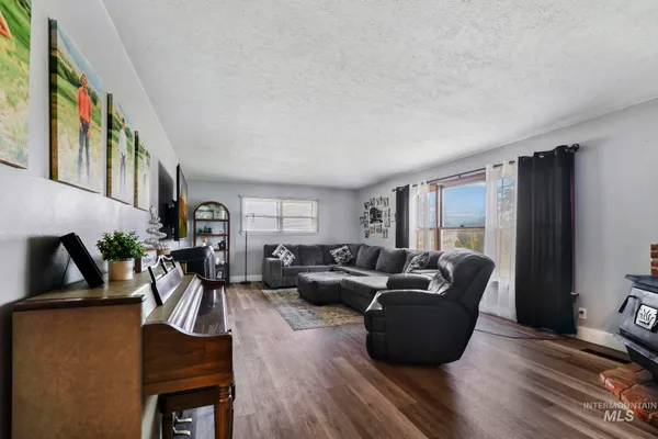 $575,000 | 1084 East 300th Street North, Declo, ID 83323