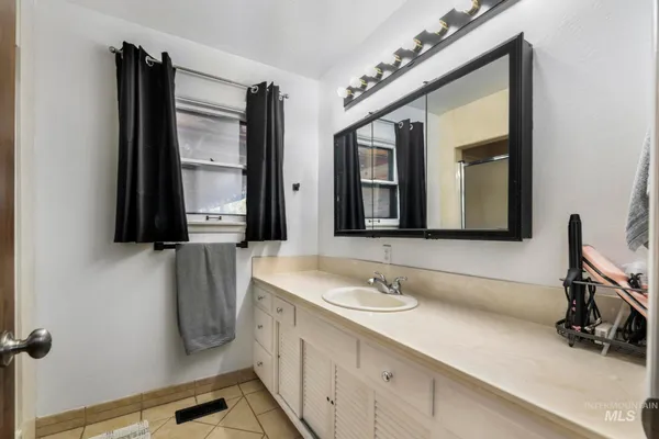 $575,000 | 1084 East 300th Street North, Declo, ID 83323