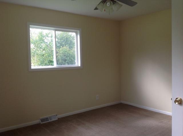 18904 Wolf Road Mokena, IL 60448 - Photo 7 of 10 an empty room with a window