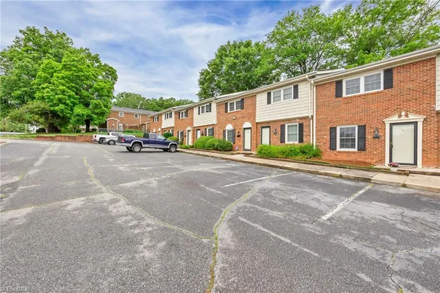 $1,125 | 207 Northpoint Avenue, High Point, NC 27262