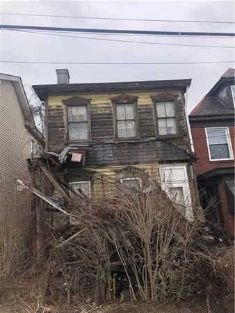 a view of livingroom with furniture