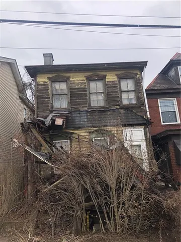 a view of livingroom with furniture