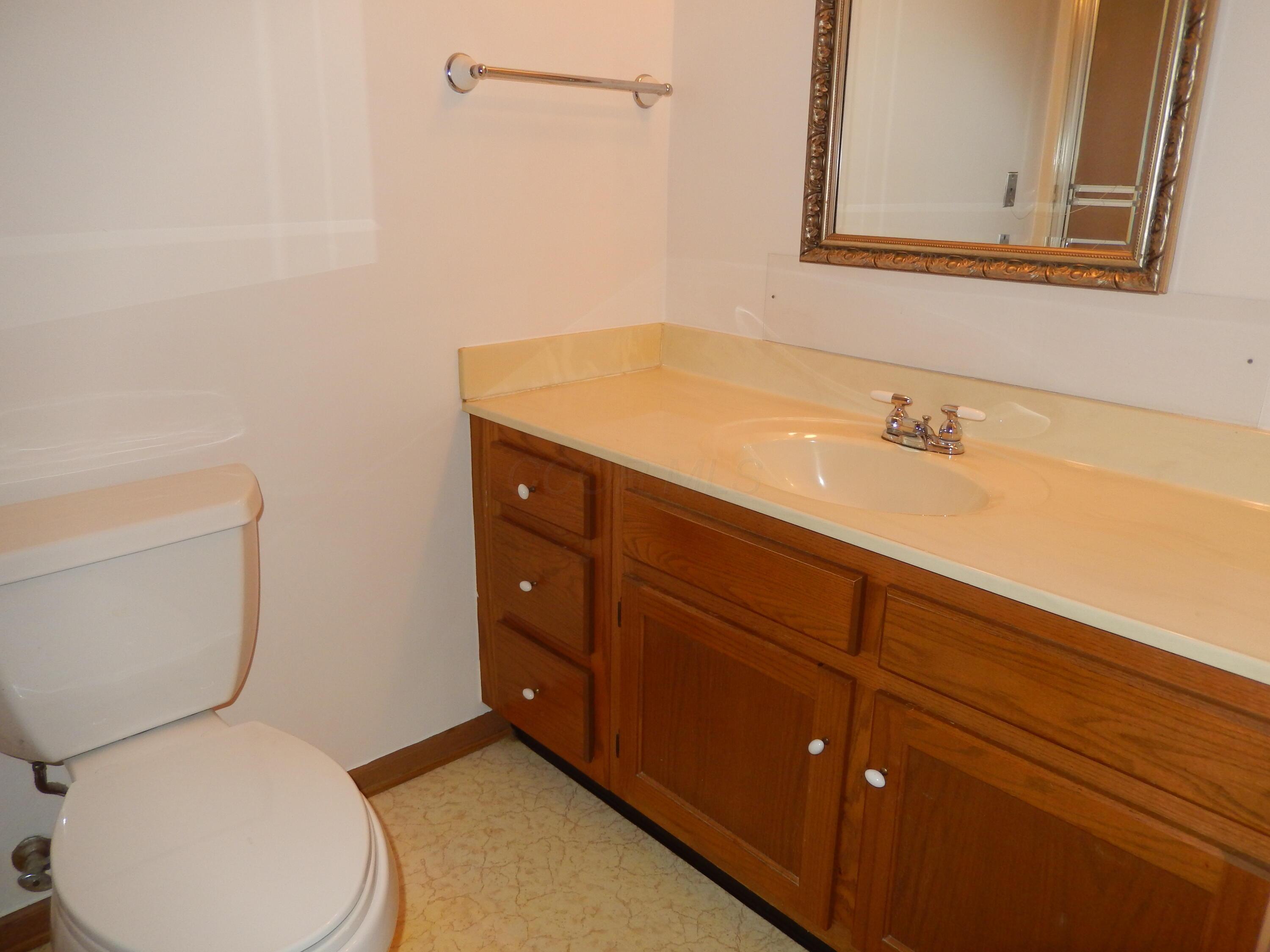 3939 Karl Road, Unit 122 Columbus, OH 43224 - Photo 27 of 57 Full bath with tub off hallway