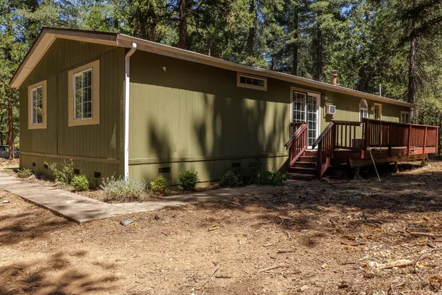 a view of a house with a backyard