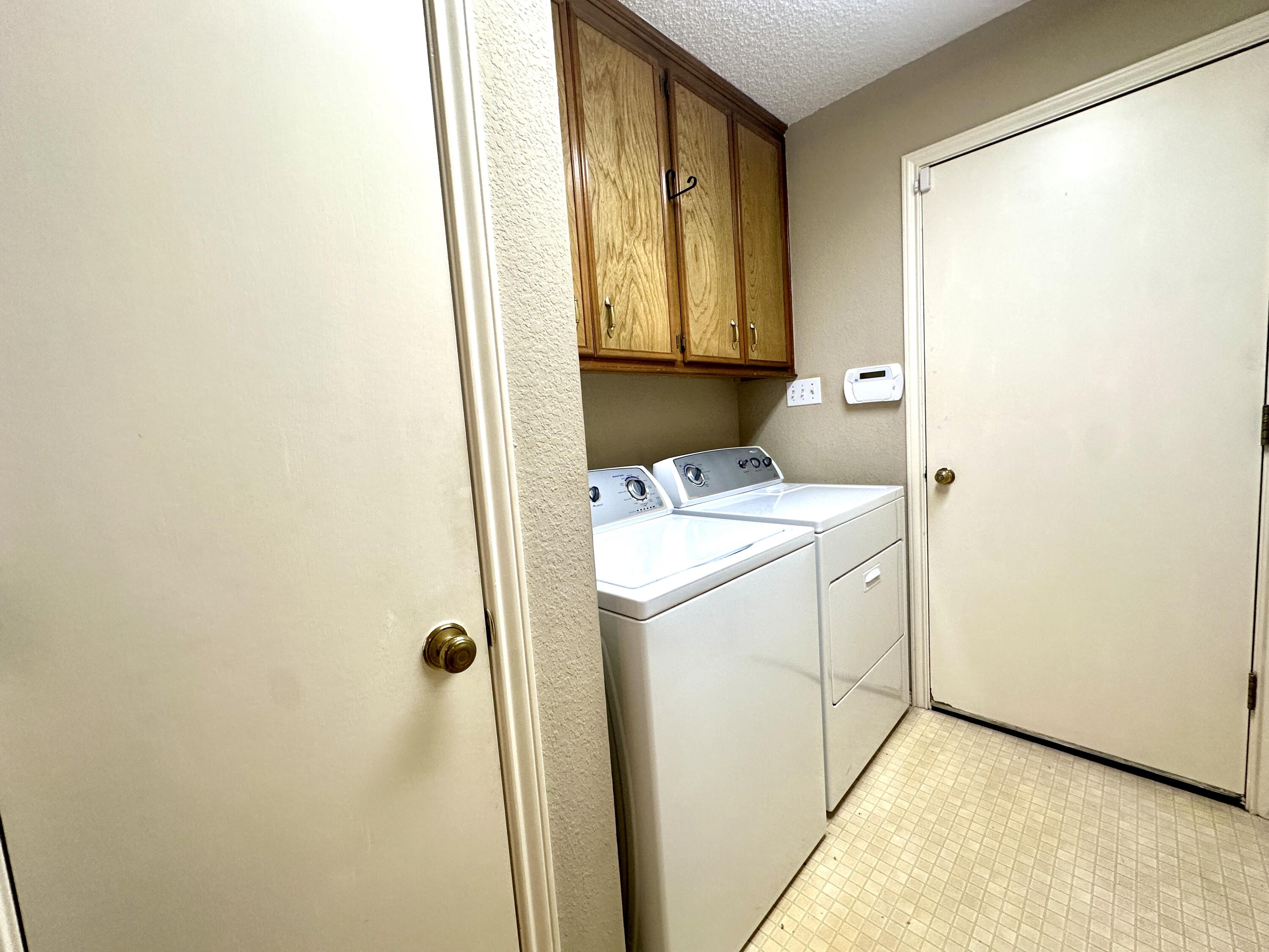 8614 Memphis Avenue, Unit B Lubbock, TX 79423 - Photo 7 of 11 a utility room with dryer and washer