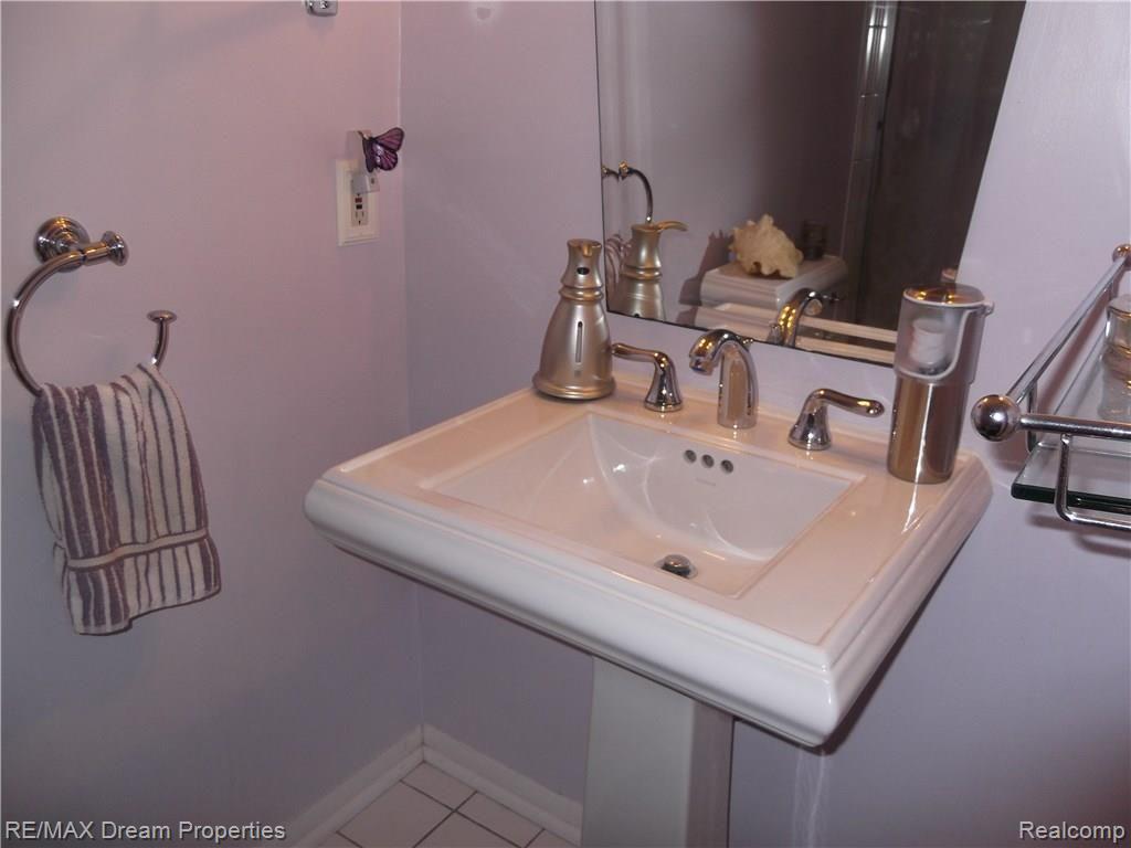 1819 Lochaven Road West Bloomfield, MI 48324 - Photo 25 of 52 DSCF2540 (2).JPG