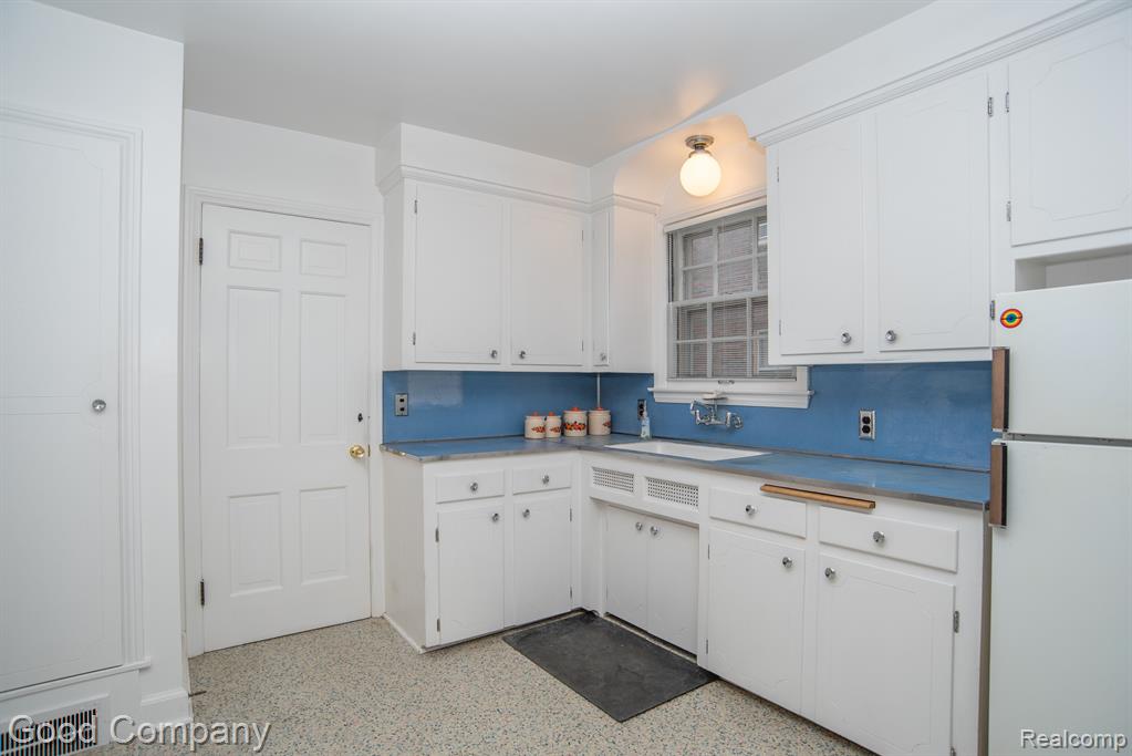 20151 Stratford Road Detroit, MI 48221 - Photo 14 of 44