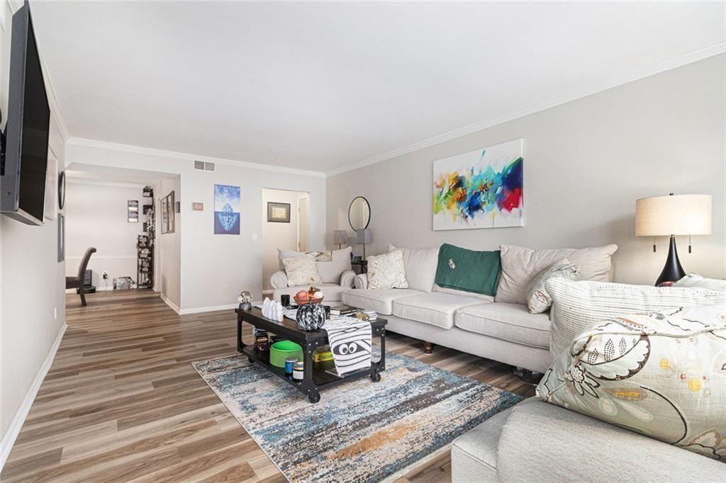 6851 Roswell Road, Unit M5 Atlanta, GA 30328 - Photo 6 of 21 a living room with furniture and a couch