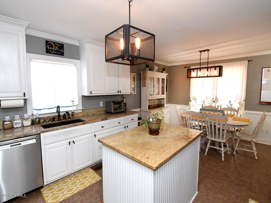 24 Cedar Road Southport, NC 28461 - Photo 6 of 22 Kitchen and Dining