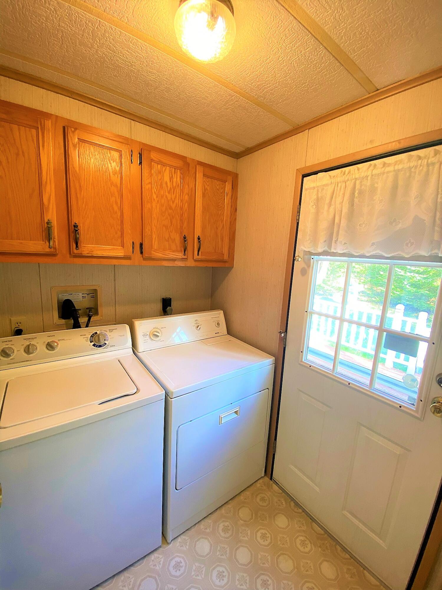 2094 Friendship Road Waldoboro, ME 04572 - Photo 10 of 15 Laundry