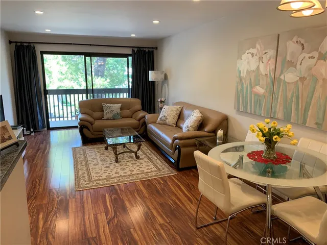 $2,350 | 22100 Burbank Boulevard, Woodland Hills, CA 91367