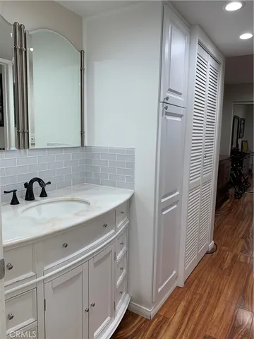 $2,350 | 22100 Burbank Boulevard, Woodland Hills, CA 91367