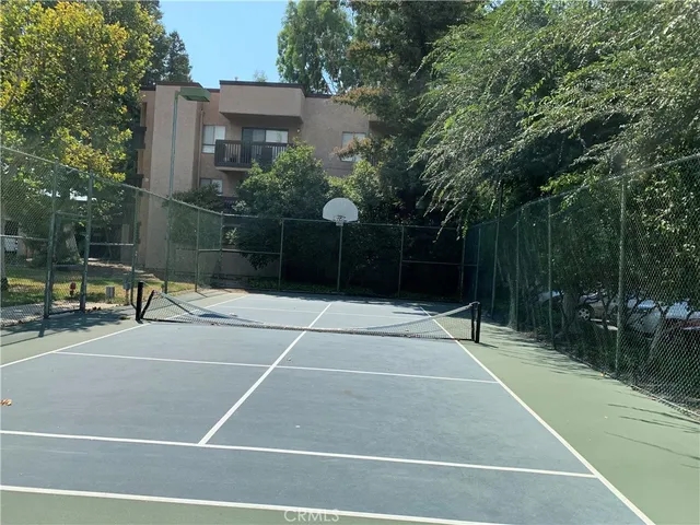 $2,350 | 22100 Burbank Boulevard, Woodland Hills, CA 91367